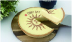食べられるトッピングシート（デコシール）をのせたチーズケーキをカットしている写真